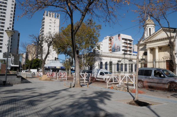 Renovación de veredas y drenaje de la Plaza Grigera