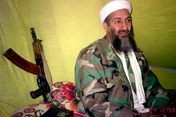 Bin Laden habla con periodistas en 1998 en las montañas de la provincia de Helmand, en el sur de Afganistán.