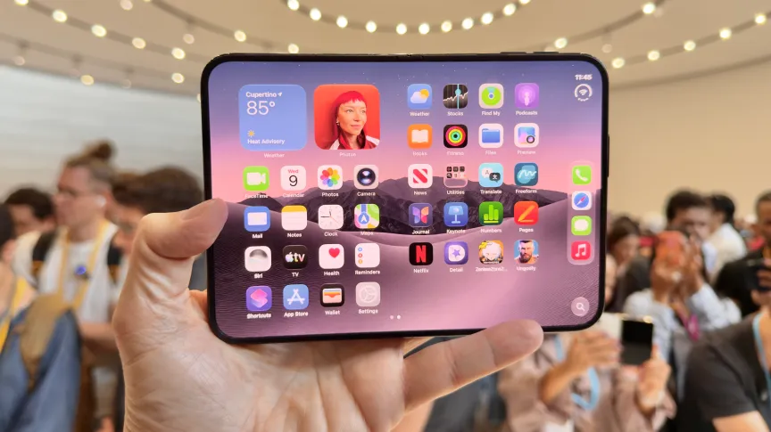 Una mano sostiene el iPhone Duo con la pantalla abierta
