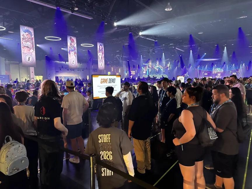 Los asistentes a la BlizzCon hacen fila para ver la demostración del juego Overwatch