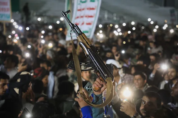 Un partidario levanta un rifle durante una manifestación en Saná, Yemen, controlada por los hutíes, el viernes para celebrar la captura de la isla Pellin por los rebeldes.